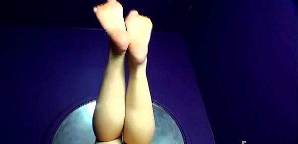  Kim Nude Leg Show